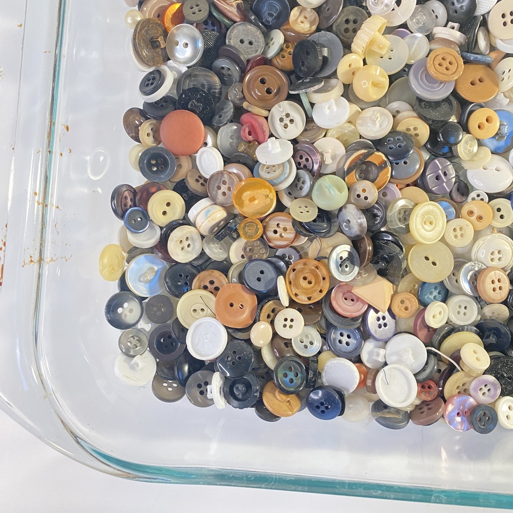 Vintage Assorted Vintage Buttons in Various Colors - Picture 7 of 16